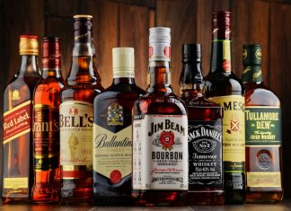 साउदी अरबले विदेशीहरुको लागि रक्सी खरिदमा प्रतिबन्धहरू खुकुलो बनायो।