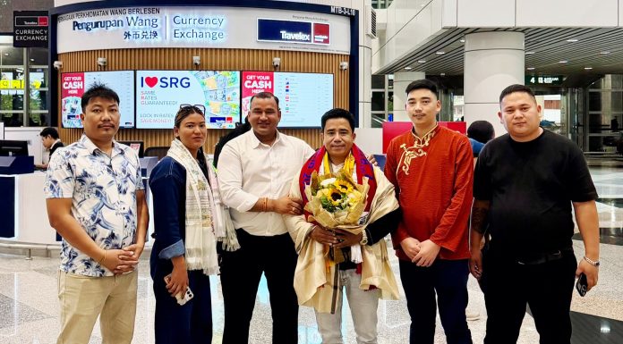 घेदुङको अधिवेशनमा सांगीतिक प्रस्तुति दिन गायक प्रकाश तितुङ मलेसिया आइपुगे।